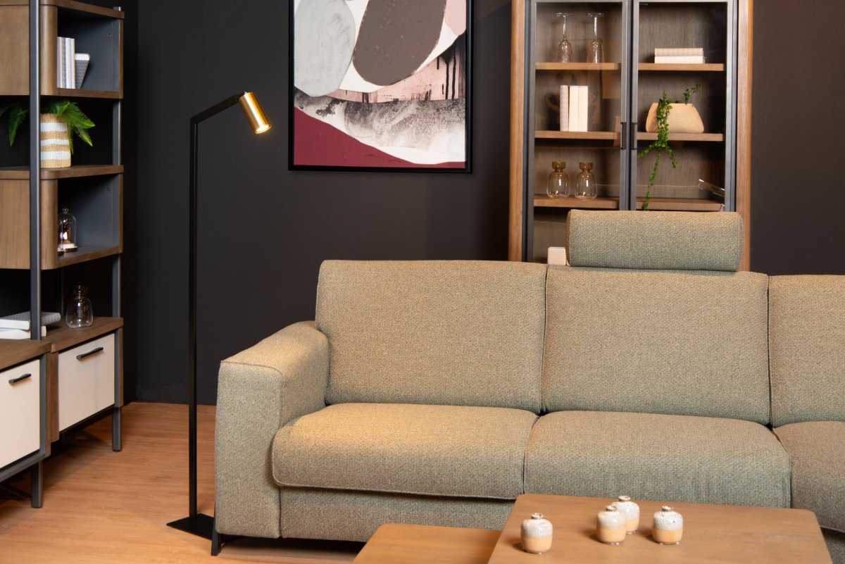 Sybil Svart gulvlampe Fra Lucide - Denne elegante gulvlampen passer i både moderne og klassisk interiør, ved siden av en sofa i stoff, skinn eller fløyel.