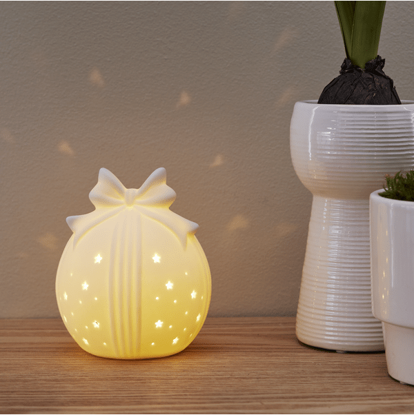 Rozy 11cm Hvit Fra Star Trading - Fin borddekorasjon i hvitt porselen som avgir en varm hvit gl&oslash;d.