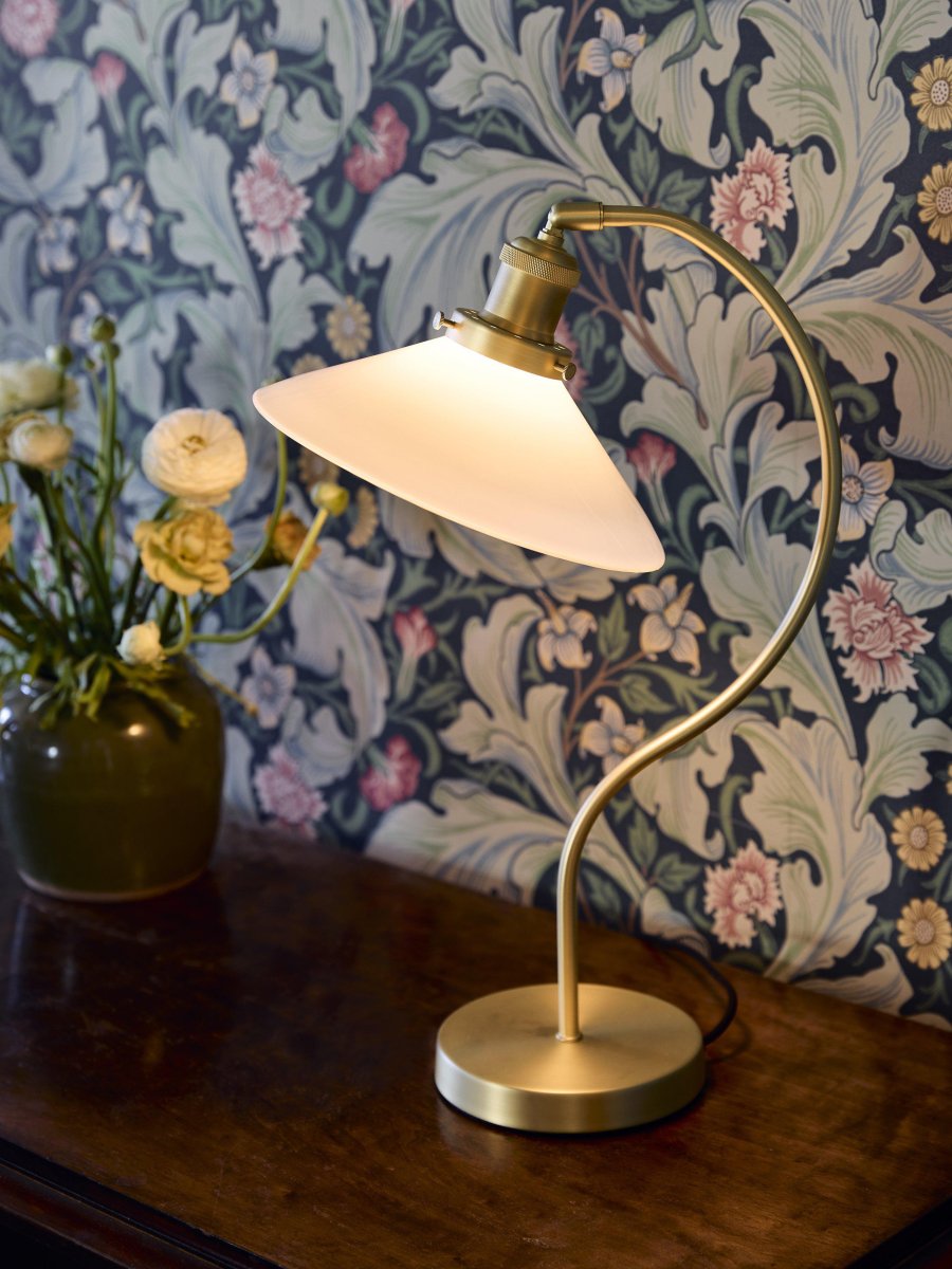 Axel 50cm Messing skrivebordslampe Fra PR Home - Glassskjermen er montert på; metallbuen med tre skruer som i seg selv er en vakker detalj og gir den klassiske følelsen.