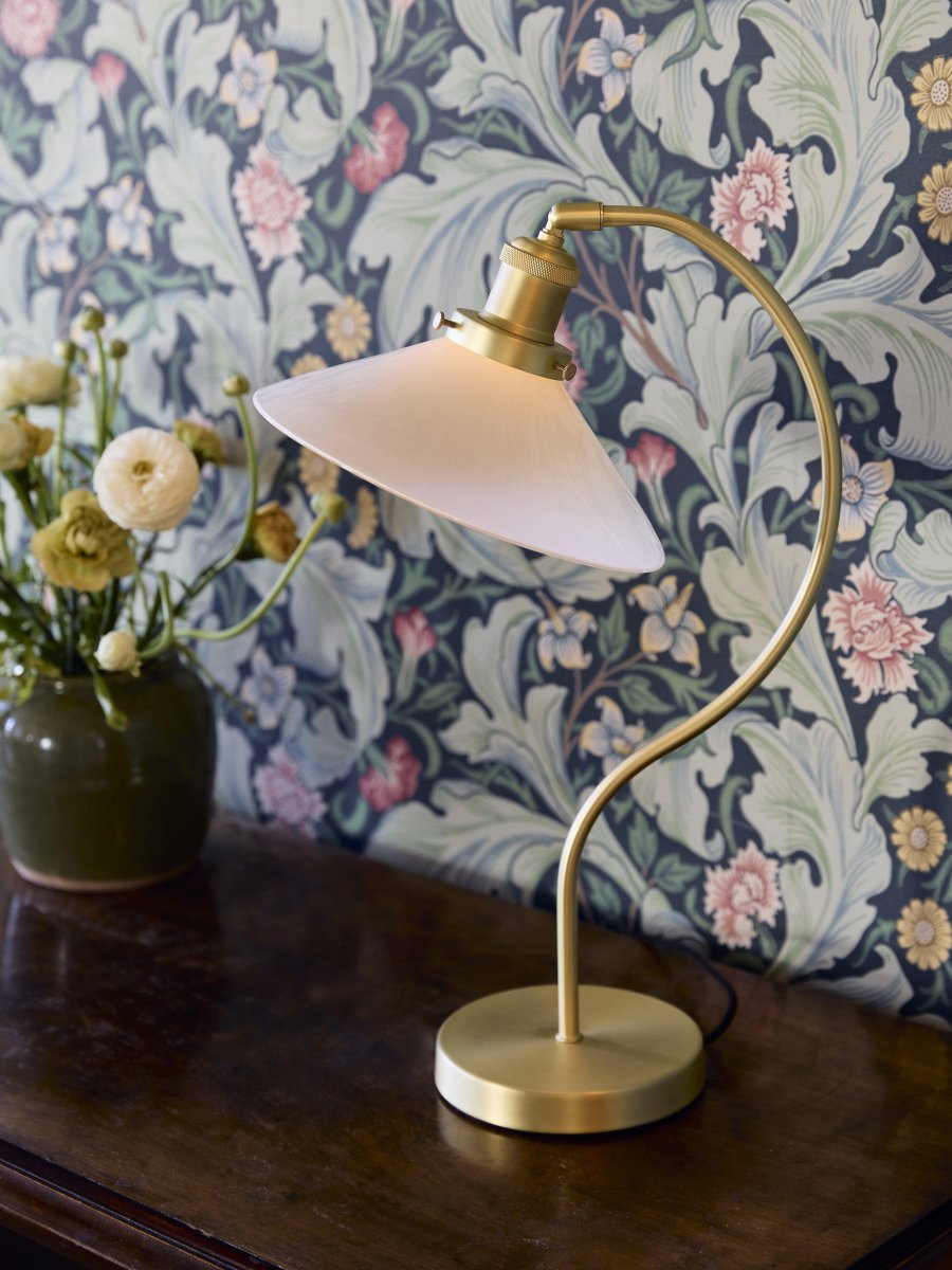 Axel 50cm Messing skrivebordslampe Fra PR Home - Glassskjermen er montert på; metallbuen med tre skruer som i seg selv er en vakker detalj og gir den klassiske følelsen.