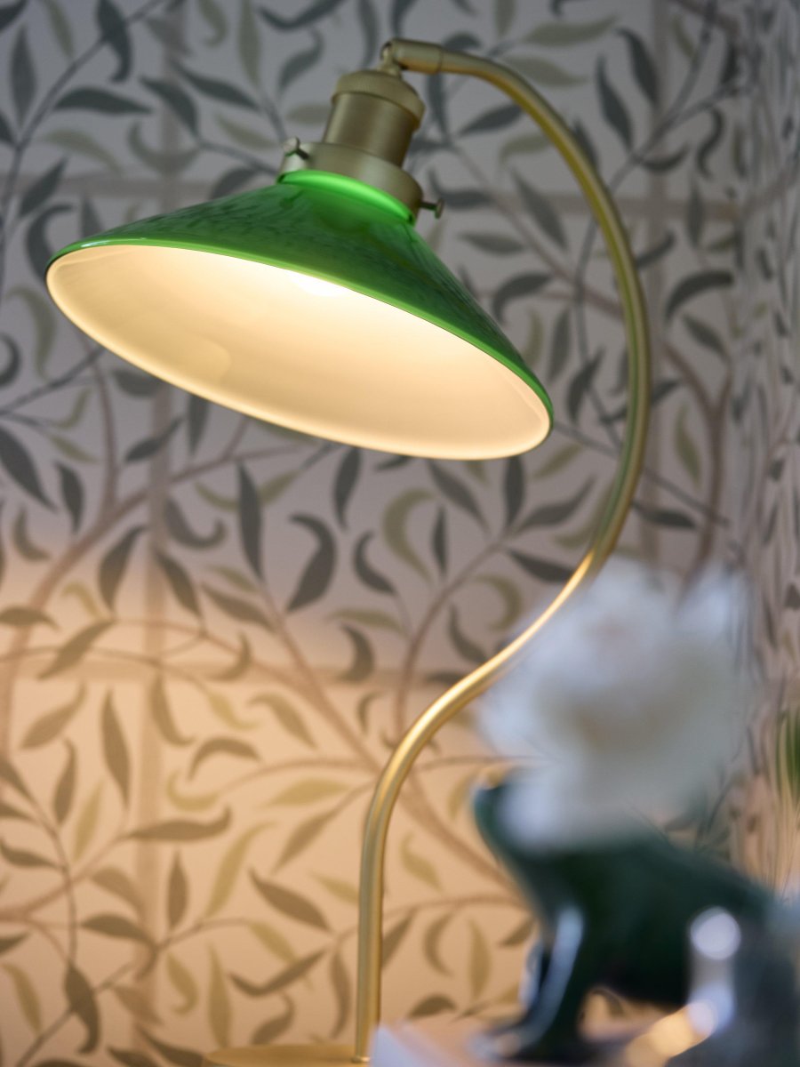 Axel 50cm Messing skrivebordslampe Fra PR Home - Glassskjermen er montert på; metallringen med tre skruer som i seg selv er en vakker detalj og gir den klassiske følelsen.