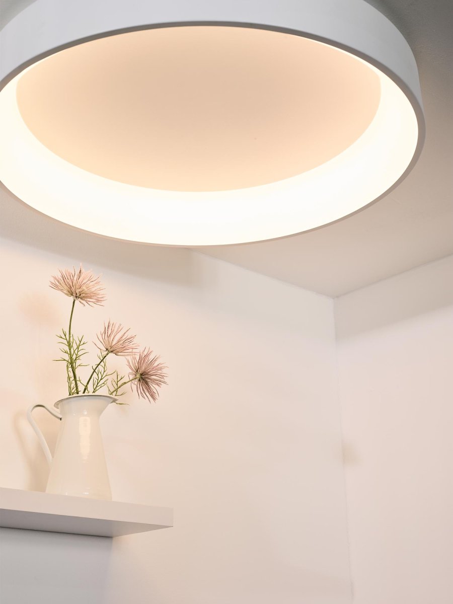 Talowe Led Ø80 Hvit plafond Fra Lucide - Og et tips: koble den til en dimmer for å skape en enda koseligere atmosfære.