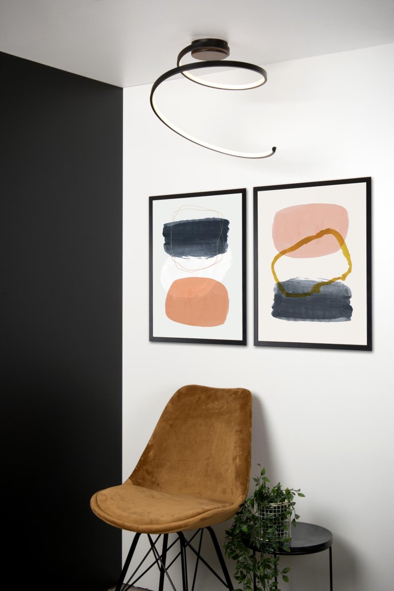 Maxence Ø46 Svart plafond Fra Lucide - Med sin elegante og vridde design i PVC strekker Maxence seg over 35 centimeter og vil garantert tiltrekke seg oppmerksomhet.