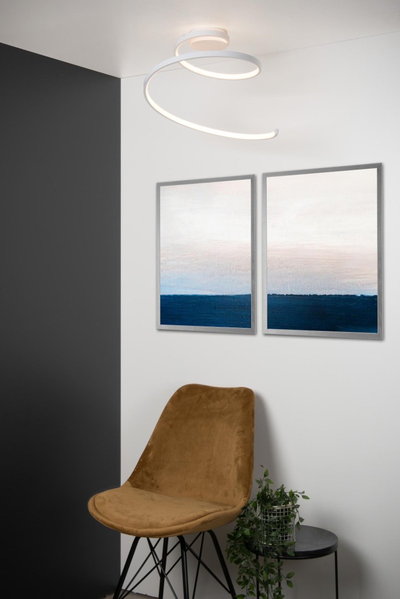 Maxence Ø46 Hvit plafond Fra Lucide - Med sin elegante og vridde design i PVC strekker Maxence seg over 35 centimeter og vil garantert tiltrekke seg oppmerksomhet.