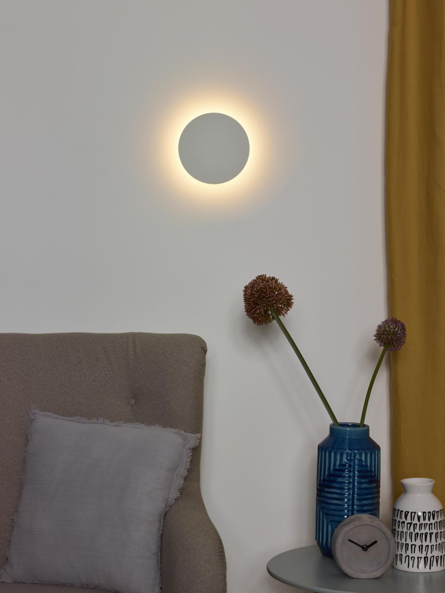 Eklyps LED Ø15 Hvit vegglampe Fra Lucide - Lyset er skjult bak en elegant metallskive som, når den er tent, forvandles til en myk glød og skaper koselig aksentbelysning.
