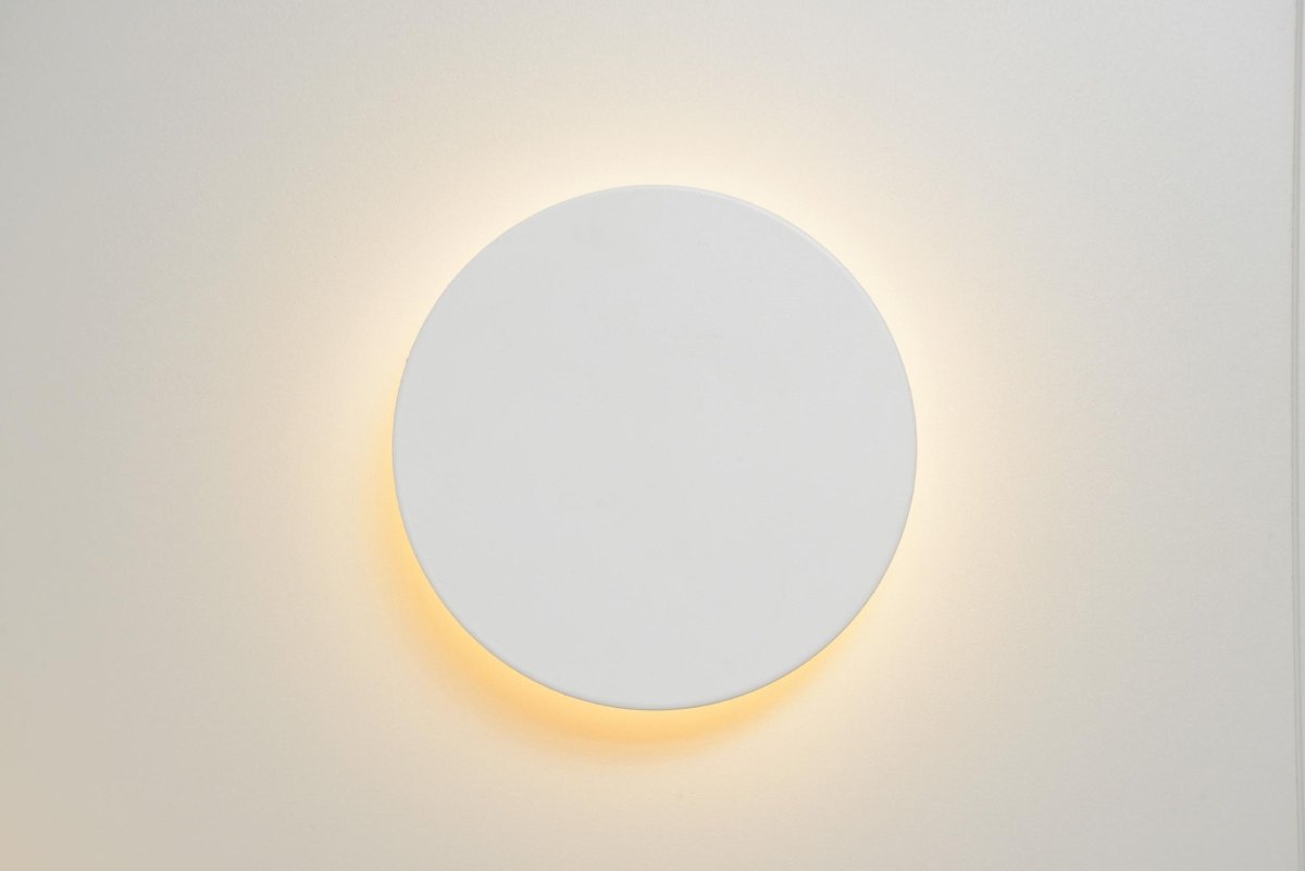 Eklyps LED Ø15 Hvit vegglampe Fra Lucide - Lyset er skjult bak en elegant metallskive som, når den er tent, forvandles til en myk glød og skaper koselig aksentbelysning.