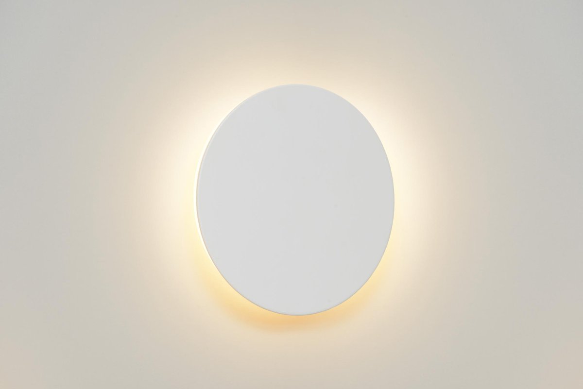Eklyps LED Ø15 Hvit vegglampe Fra Lucide - Lyset er skjult bak en elegant metallskive som, når den er tent, forvandles til en myk glød og skaper koselig aksentbelysning.