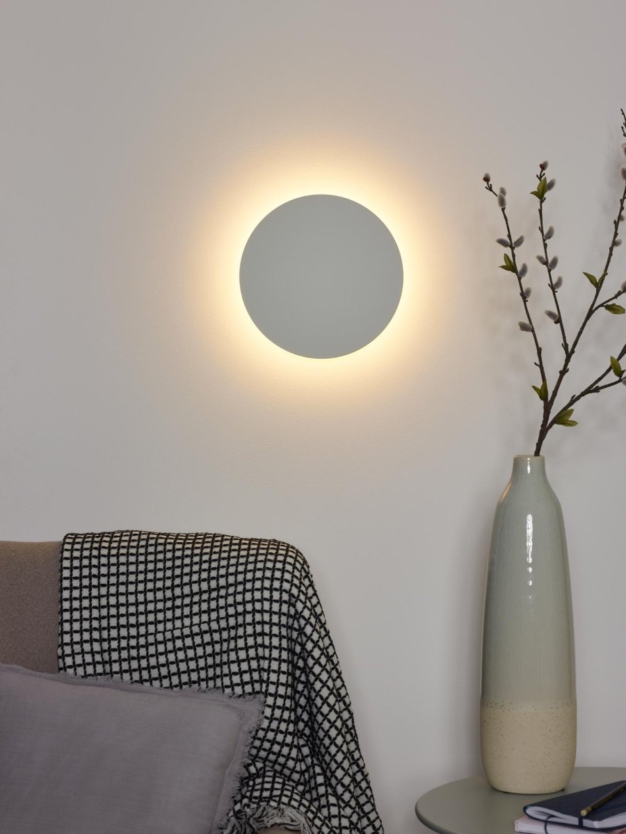 Eklyps LED Ø25 Hvit vegglampe Fra Lucide - Med en diameter på 25 centimeter er nok til at en enkelt lampe gir et mindre rom en koselig glød.
