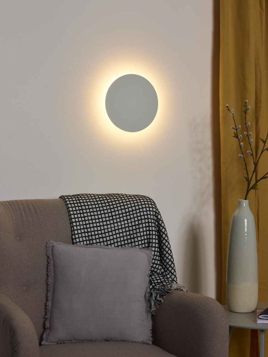 Eklyps LED Ø25 Hvit vegglampe Fra Lucide - Med en diameter på 25 centimeter er nok til at en enkelt lampe gir et mindre rom en koselig glød.