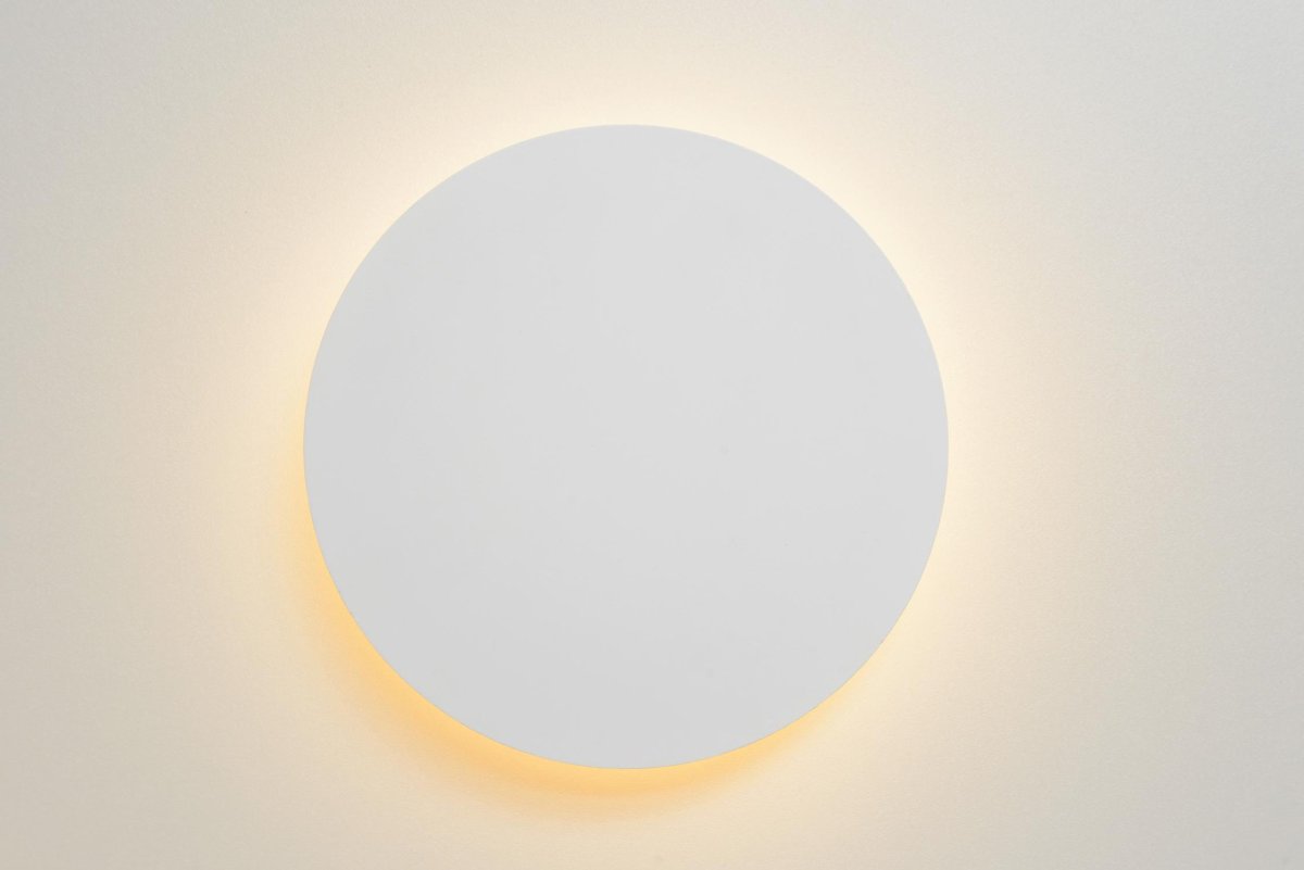Eklyps LED Ø25 Hvit vegglampe Fra Lucide - Med en diameter på 25 centimeter er nok til at en enkelt lampe gir et mindre rom en koselig glød.