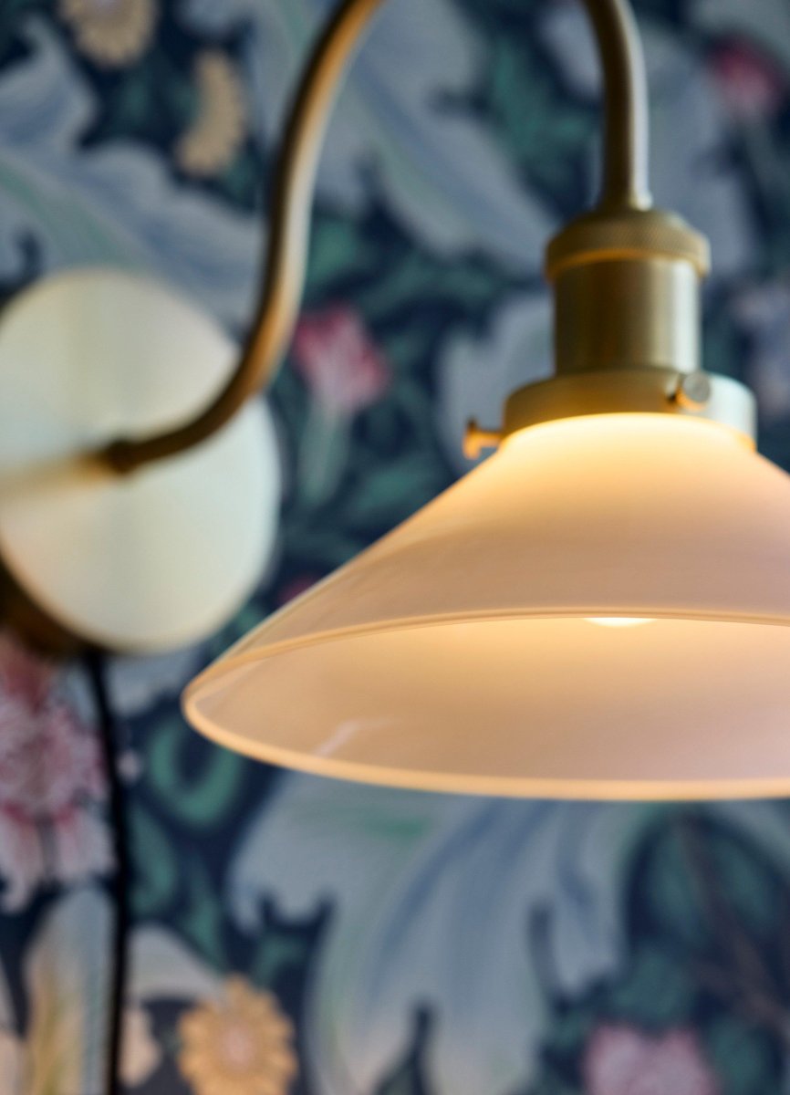 Axel 25cm Messing vegglampe Fra PR Home - Glassskjermen er montert på; metallbuen med tre skruer som i seg selv er en vakker detalj og gir den klassiske følelsen.