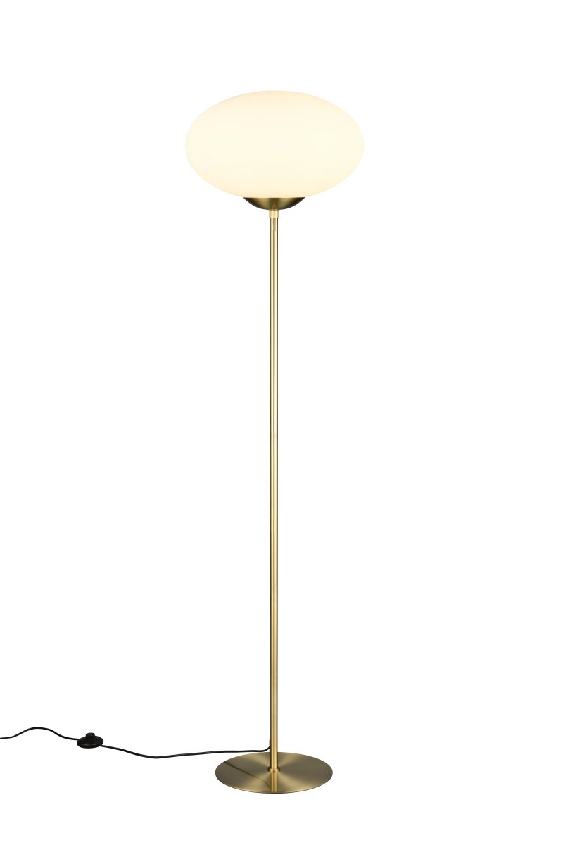 Fomento Matt messing gulvlampe Fra Trio Lighting - Kombinasjonen av matt messing og hvitt glass skaper en følelse av luksus og raffinement.