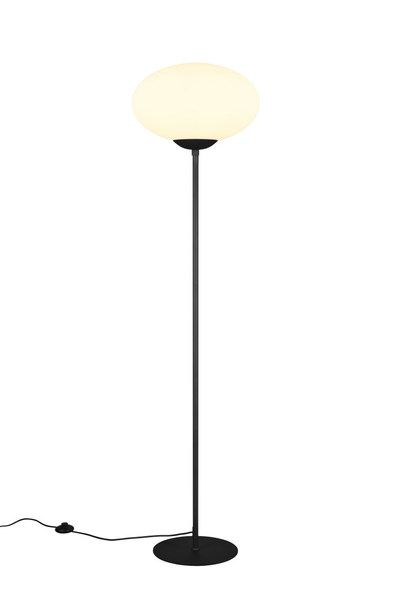 Fomento Svart gulvlampe Fra Trio Lighting - Kombinasjonen av matt sort og hvitt glass skaper en følelse av luksus og raffinement.