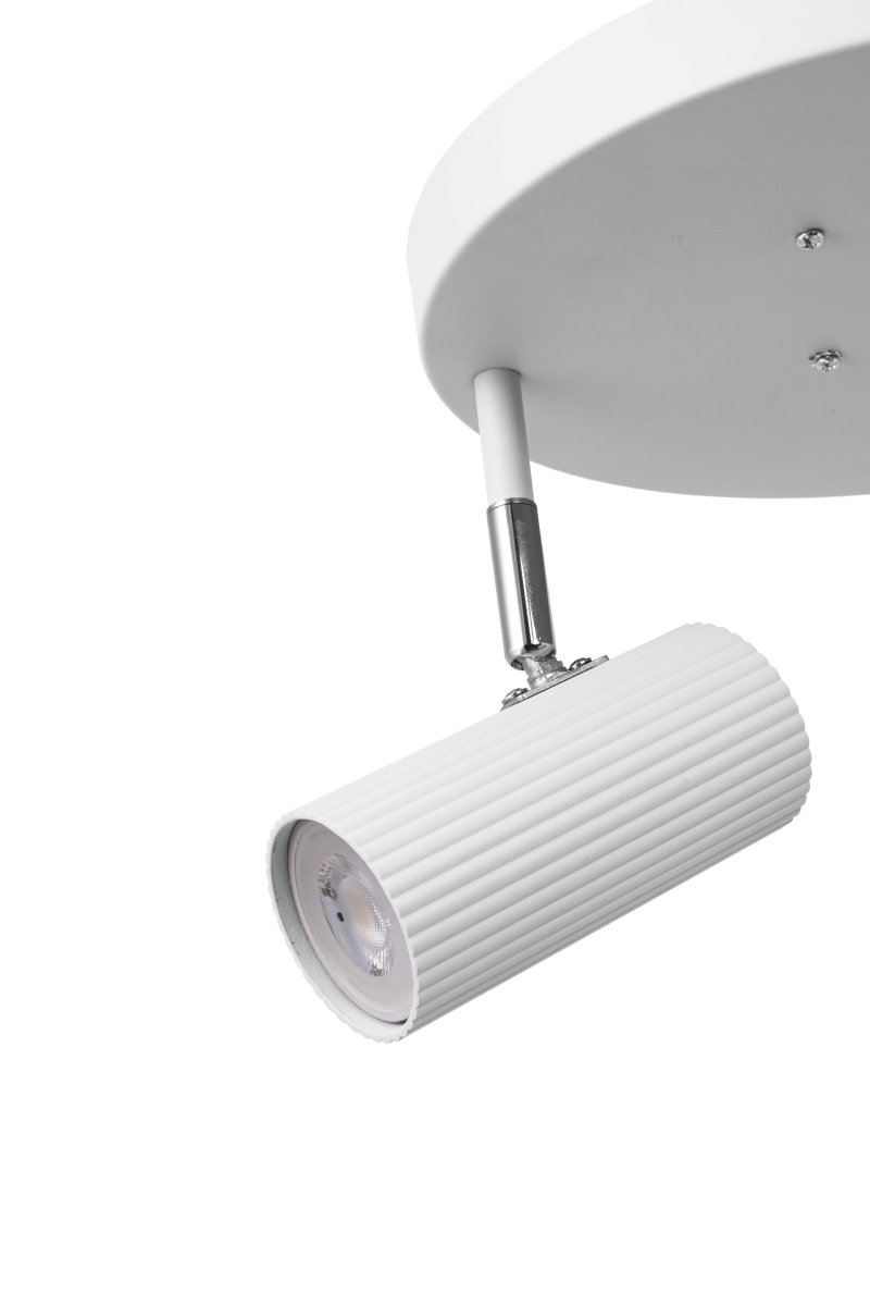 Hubble 3 Hvit spotlight Fra Globen Lighting - Hubble er en praktisk spotlight med r&oslash;rformede og riflede aluminiumsskjermer.
