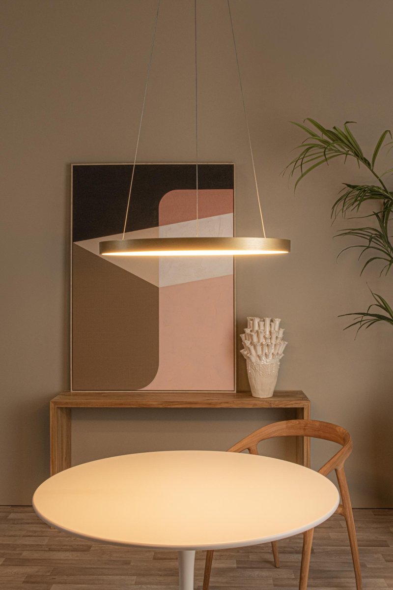 Vidal Ø58 Matt gull/messing Taklampe Fra Lucide - Det varmhvite lyset er den optimale partneren ved spisebordet, og du kan enkelt koble Vidal til en ekstern dimmer for å justere lysstyrken.
