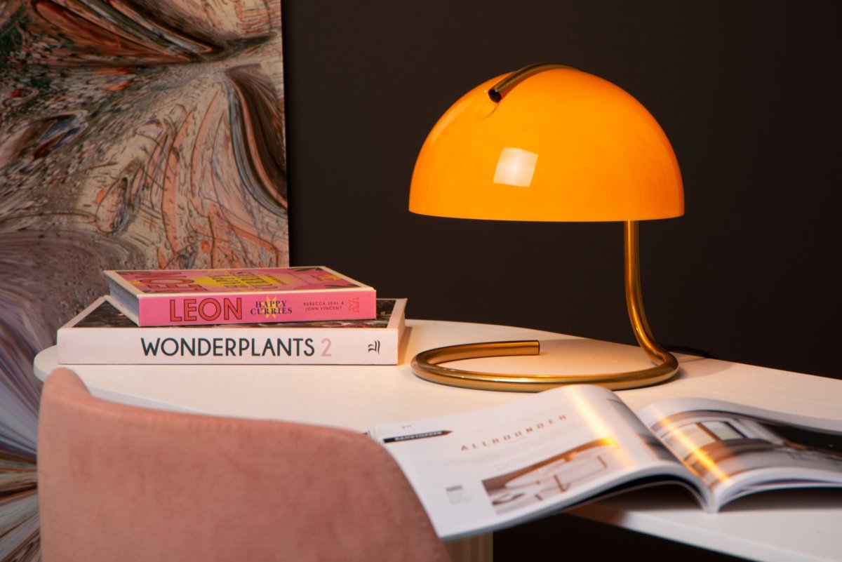 Cato 25cm Oransje bordlampe Fra Lucide - Det er kanskje sant, men med en elegant halvsirkulær lampeskjerm laget av matt glass av høy kvalitet og en stilig metallsokkel.