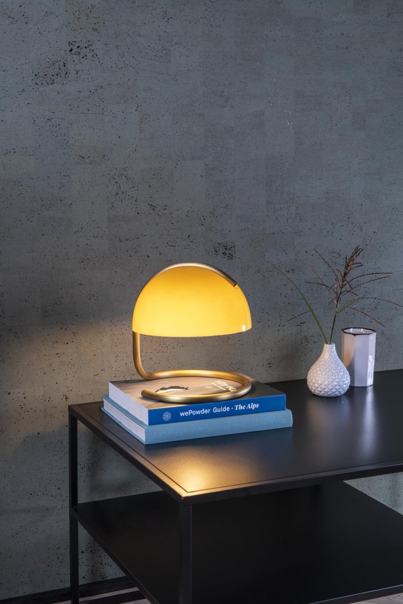 Cato 25cm Oransje bordlampe Fra Lucide - Det er kanskje sant, men med en elegant halvsirkulær lampeskjerm laget av matt glass av høy kvalitet og en stilig metallsokkel.