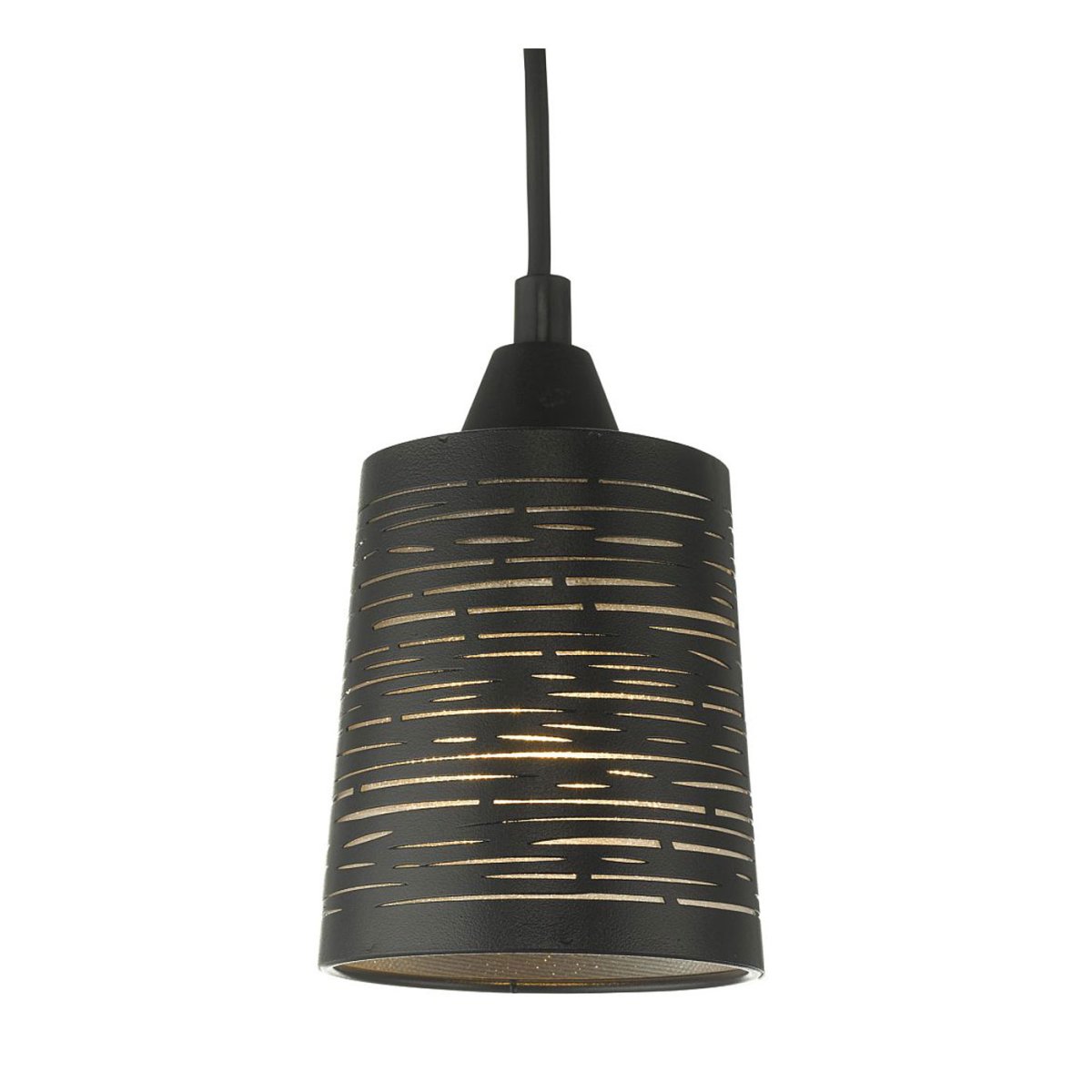 Candy Ø10 Svart vinduslampe Fra Oriva - Den svarte skjermen med subtile horisontale utskjæringer lar lyset skinne gjennom på en effektiv måte, noe som skaper en varm og innbydende atmosfære.