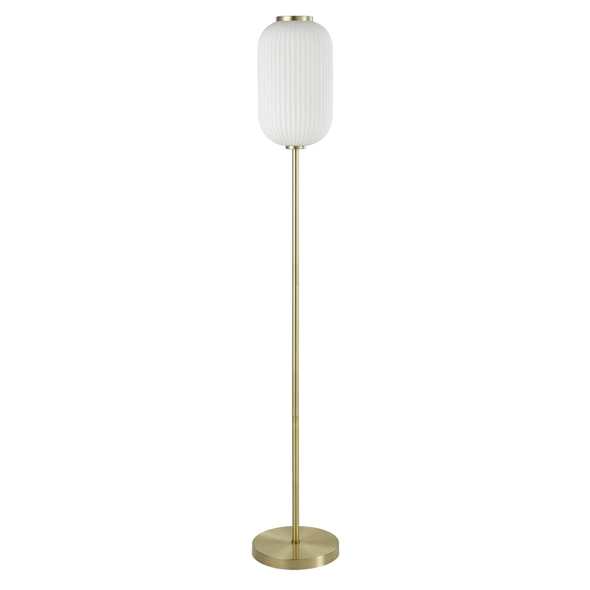 Nicki Børstet messing gulvlampe Fra Oriva - Lampens stilige design gj&oslash;r den til et i&oslash;ynefallende trekk i interi&oslash;ret ditt, samtidig som den smelter harmonisk inn i b&aring;de klassiske og moderne milj&oslash;er.