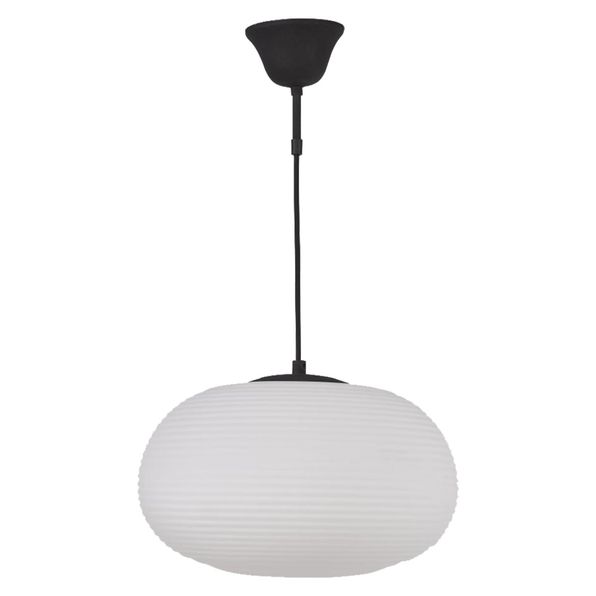 Zoom bilde av Nova Ø34 Svart Taklampe Fra Oriva - Med sin tidløse design passer den til både moderne og klassiske interiørstiler, og vil garantert være en iøynefallende funksjon i hjemmet ditt.