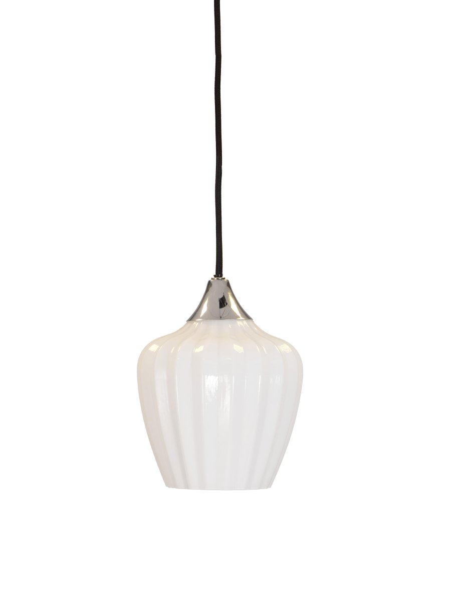 Amalfi Ø14 Hvit vinduslampe Fra PR Home - Amalfi-vinduspendelen har et tidløst og elegant design med en myk form inspirert av snøklokkeblomsten.