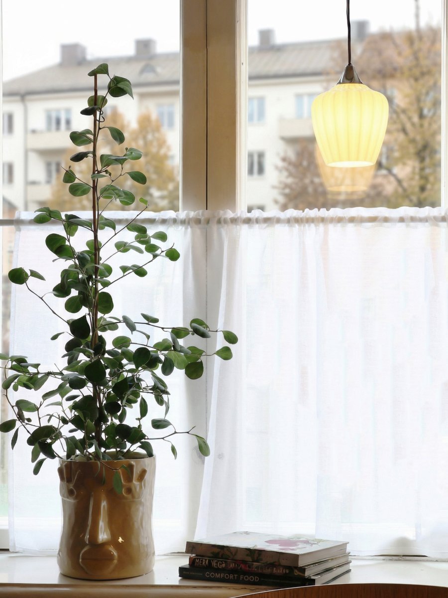 Amalfi Ø14 Hvit vinduslampe Fra PR Home - Amalfi-vinduspendelen har et tidløst og elegant design med en myk form inspirert av snøklokkeblomsten.