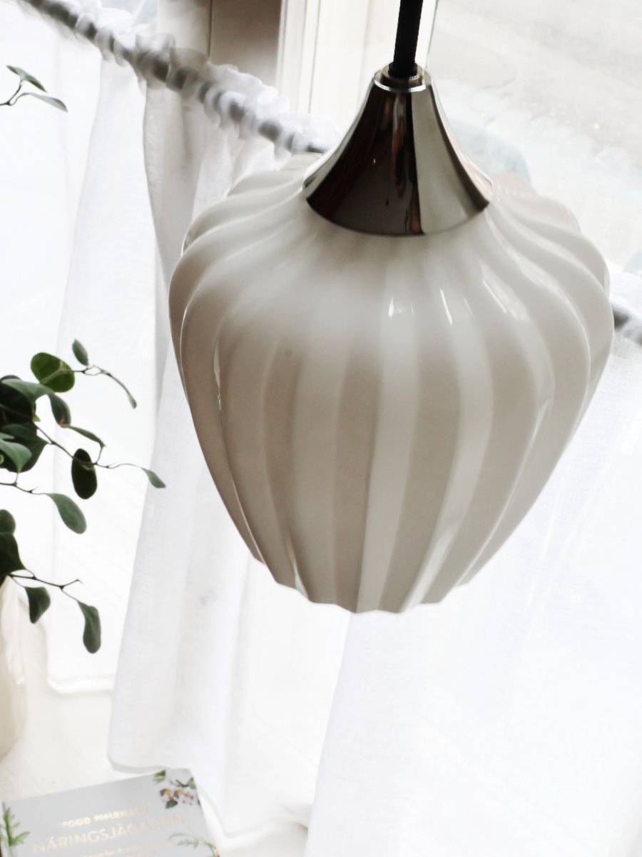 Amalfi Ø14 Hvit vinduslampe Fra PR Home - Amalfi-vinduspendelen har et tidløst og elegant design med en myk form inspirert av snøklokkeblomsten.