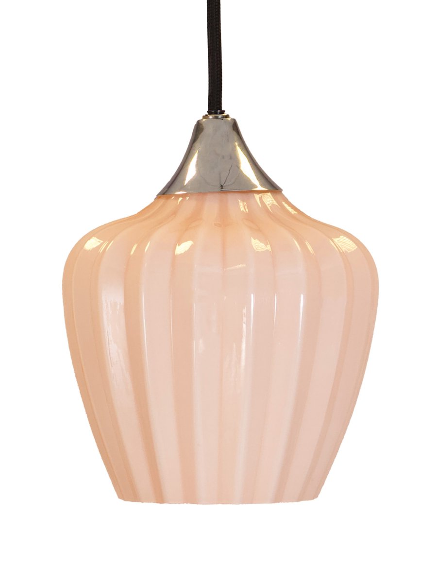 Amalfi Ø25 Aprikos Taklampe Fra PR Home - Den vakre formen gjør Amalfi til et elegant blikkfang over for eksempel spisebordet, salongbordet eller på soverommet, og passer inn i både klassiske og moderne miljøer.