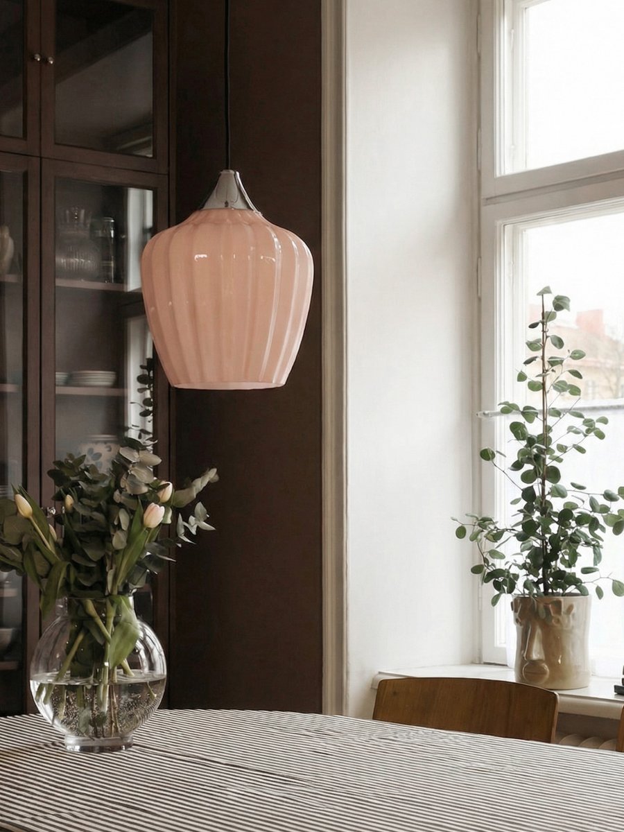 Amalfi Ø25 Aprikos Taklampe Fra PR Home - Den vakre formen gjør Amalfi til et elegant blikkfang over for eksempel spisebordet, salongbordet eller på soverommet, og passer inn i både klassiske og moderne miljøer.