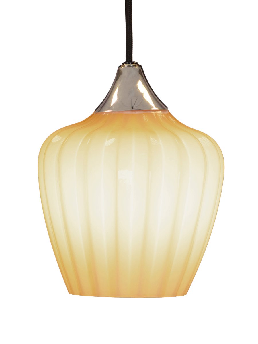 Amalfi Ø25 Aprikos Taklampe Fra PR Home - Den vakre formen gjør Amalfi til et elegant blikkfang over for eksempel spisebordet, salongbordet eller på soverommet, og passer inn i både klassiske og moderne miljøer.