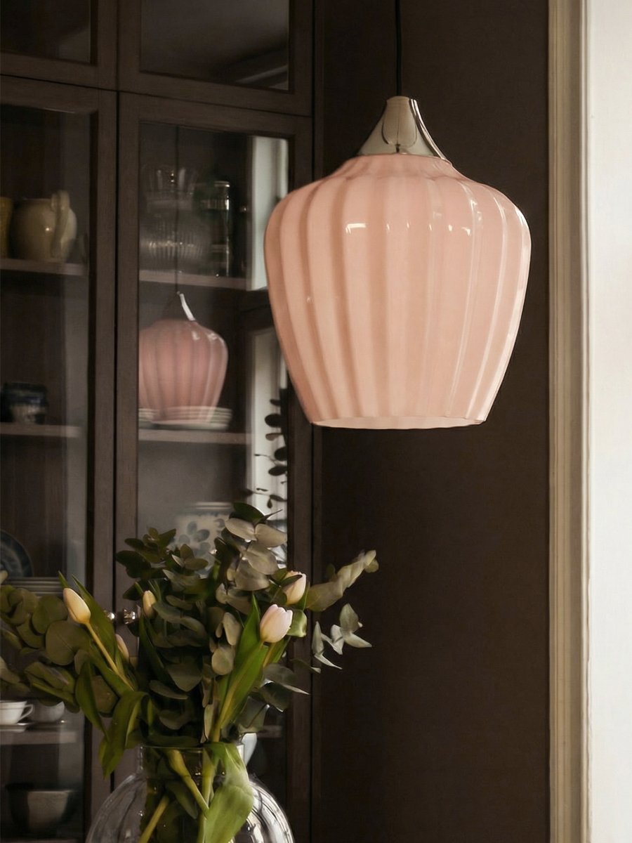 Amalfi Ø25 Aprikos Taklampe Fra PR Home - Den vakre formen gjør Amalfi til et elegant blikkfang over for eksempel spisebordet, salongbordet eller på soverommet, og passer inn i både klassiske og moderne miljøer.