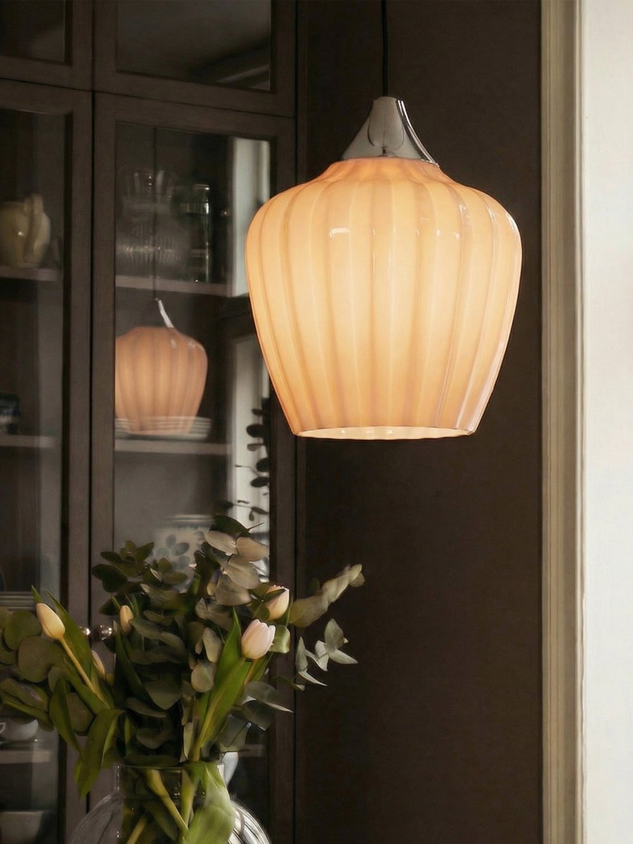 Amalfi Ø25 Aprikos Taklampe Fra PR Home - Den vakre formen gjør Amalfi til et elegant blikkfang over for eksempel spisebordet, salongbordet eller på soverommet, og passer inn i både klassiske og moderne miljøer.
