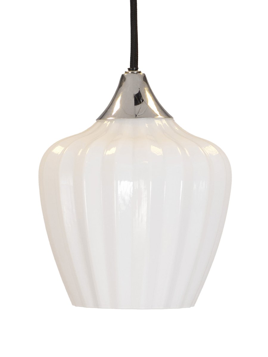 Amalfi Ø25 Hvit Taklampe Fra PR Home - Den vakre formen gjør Amalfi til et elegant blikkfang over for eksempel spisebordet, salongbordet eller på soverommet, og passer inn i både klassiske og moderne miljøer.