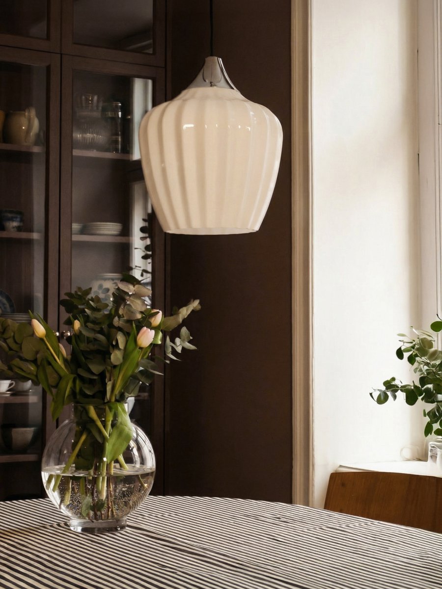 Amalfi Ø25 Hvit Taklampe Fra PR Home - Den vakre formen gjør Amalfi til et elegant blikkfang over for eksempel spisebordet, salongbordet eller på soverommet, og passer inn i både klassiske og moderne miljøer.