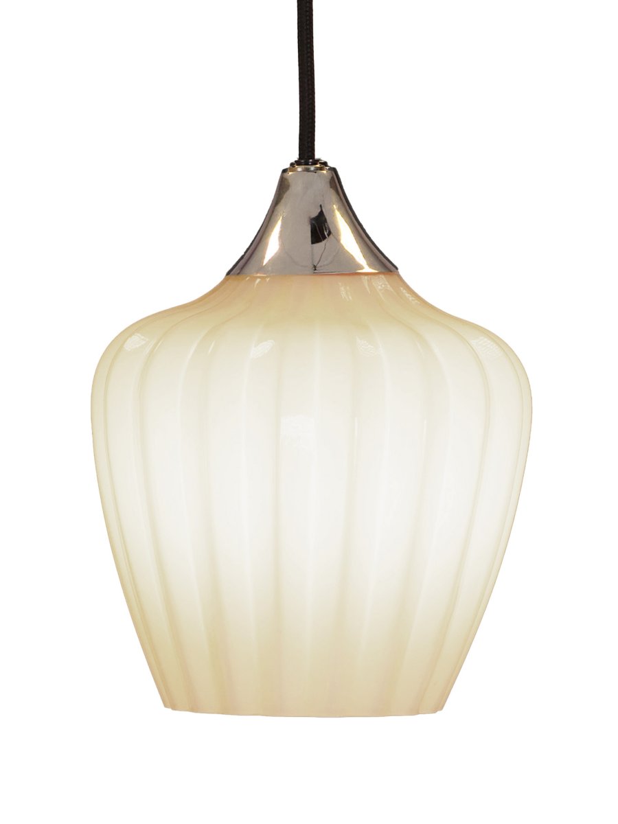 Amalfi Ø25 Hvit Taklampe Fra PR Home - Den vakre formen gjør Amalfi til et elegant blikkfang over for eksempel spisebordet, salongbordet eller på soverommet, og passer inn i både klassiske og moderne miljøer.