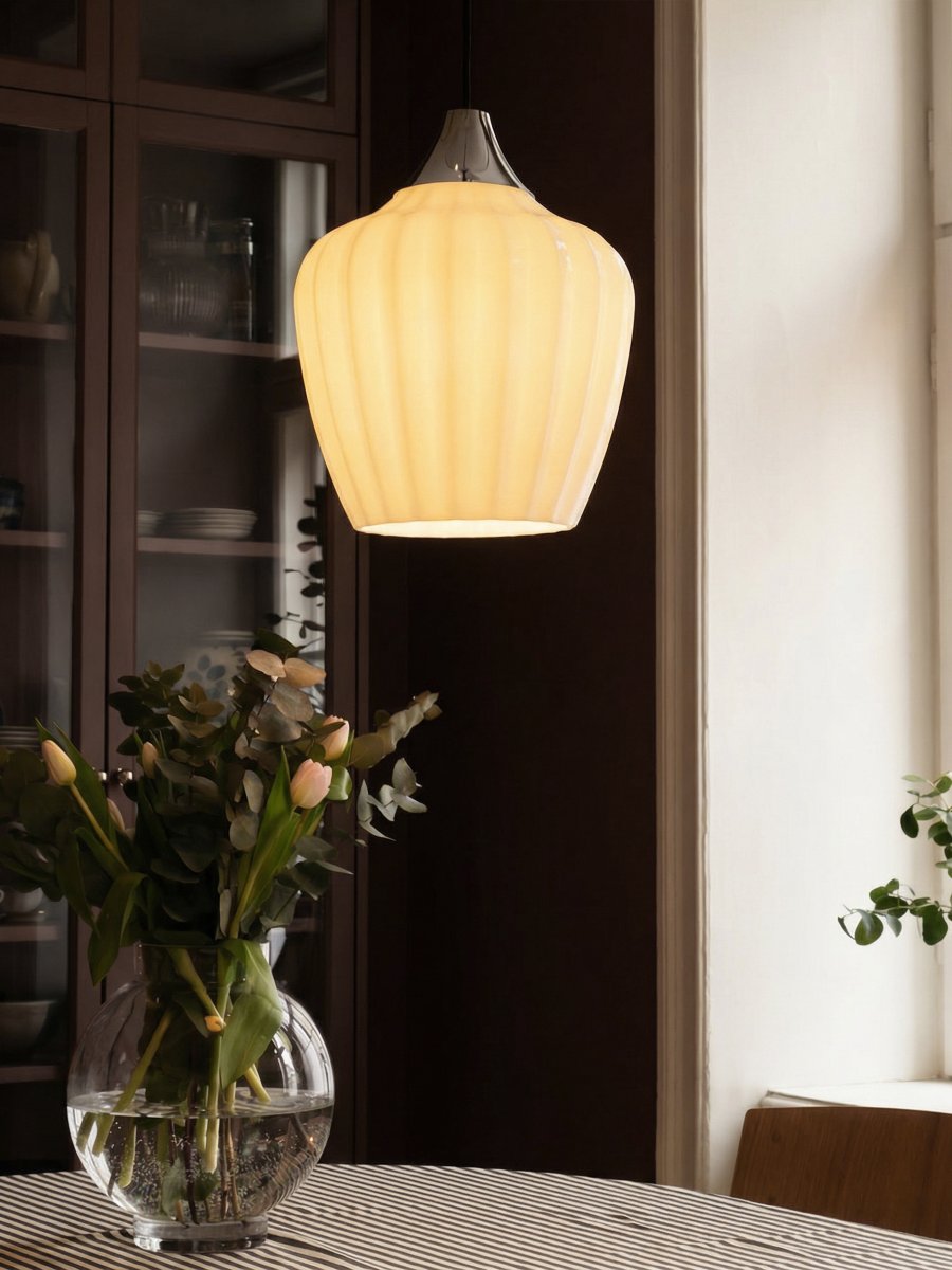 Amalfi Ø25 Hvit Taklampe Fra PR Home - Den vakre formen gjør Amalfi til et elegant blikkfang over for eksempel spisebordet, salongbordet eller på soverommet, og passer inn i både klassiske og moderne miljøer.