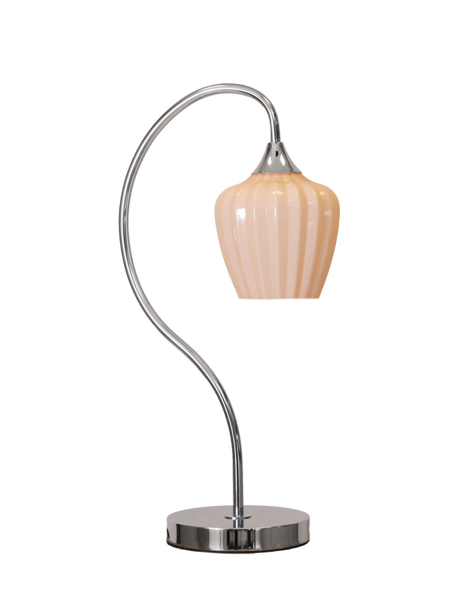 Amalfi 50cm Aprikos bordlampe Fra PR Home - Det riflede glasset i en varm aprikosfarget tone er kombinert med en skinnende kromfarget fot og en vakkert buet arm.
