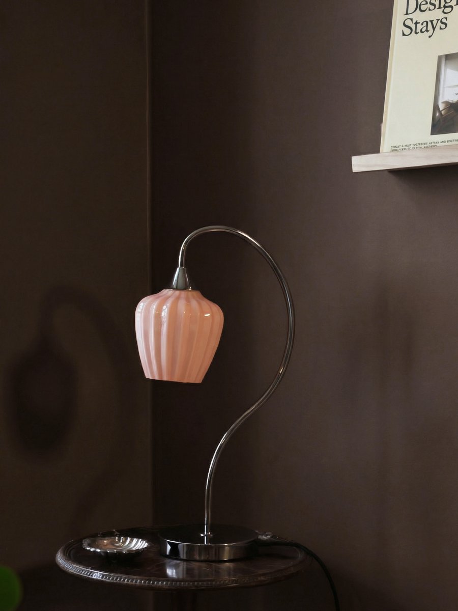 Amalfi 50cm Aprikos bordlampe Fra PR Home - Det riflede glasset i en varm aprikosfarget tone er kombinert med en skinnende kromfarget fot og en vakkert buet arm.
