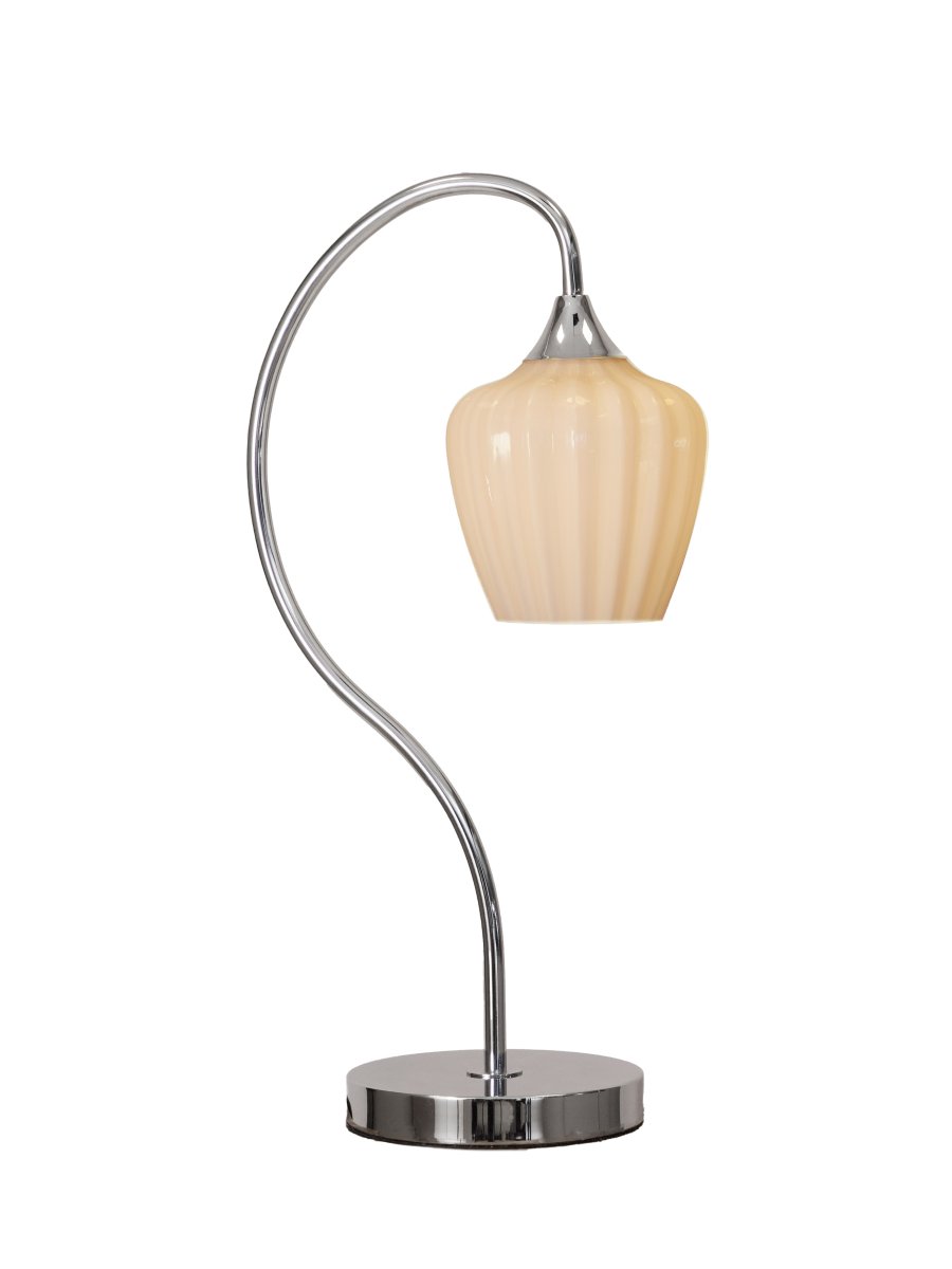 Amalfi 50cm Aprikos bordlampe Fra PR Home - Det riflede glasset i en varm aprikosfarget tone er kombinert med en skinnende kromfarget fot og en vakkert buet arm.