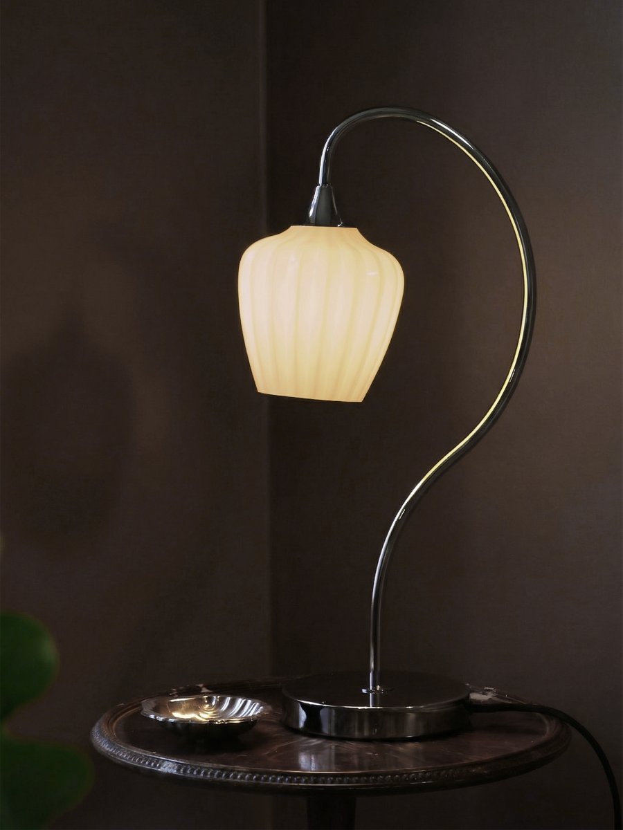 Amalfi 50cm Aprikos bordlampe Fra PR Home - Det riflede glasset i en varm aprikosfarget tone er kombinert med en skinnende kromfarget fot og en vakkert buet arm.