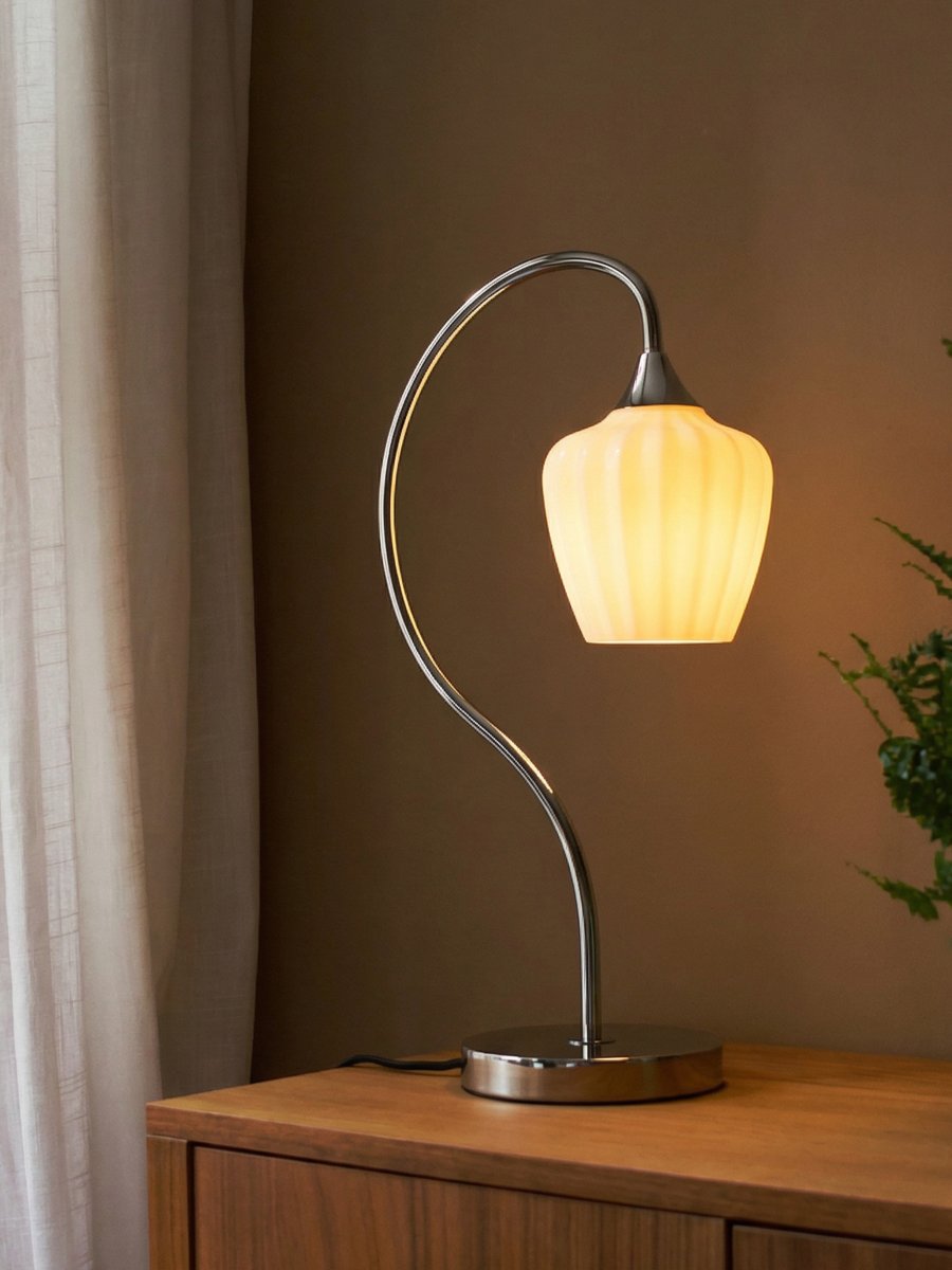 Amalfi 50cm Hvit bordlampe Fra PR Home - Det riflede opalglasset er kombinert med en skinnende kromfarget fot og en vakkert buet arm.