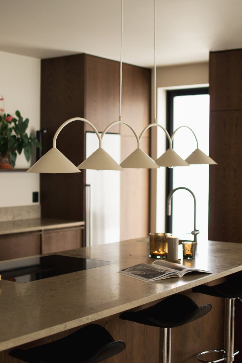 Curve 165cm Beige Taklampe Fra Globen Lighting - Pendelen er laget av mattlakkert metall med fem skjermer og leveres med to tekstilledninger p&aring; 200 cm og en matchende takkopp.