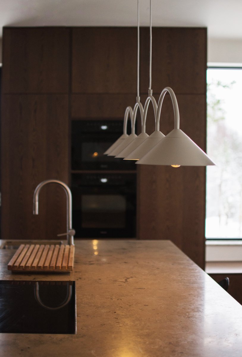 Curve 165cm Beige Taklampe Fra Globen Lighting - Pendelen er laget av mattlakkert metall med fem skjermer og leveres med to tekstilledninger p&aring; 200 cm og en matchende takkopp.