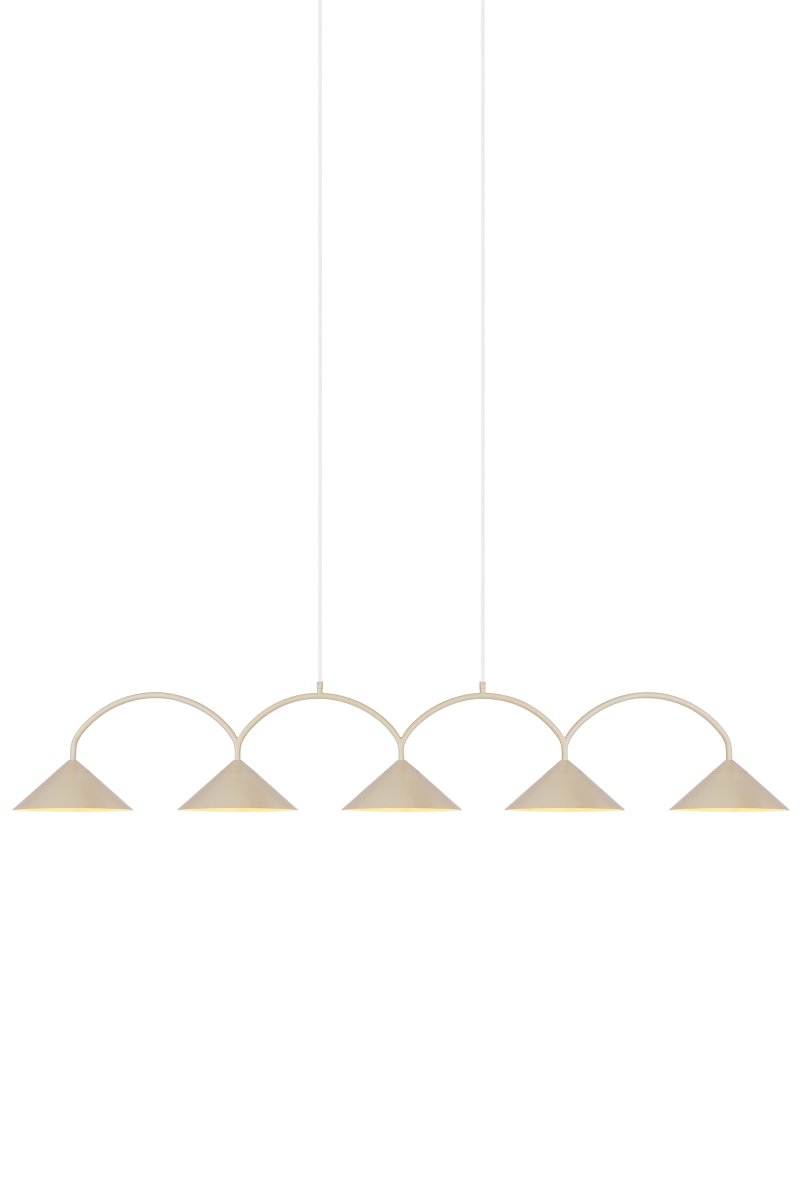 Curve 165cm Beige Taklampe Fra Globen Lighting - Pendelen er laget av mattlakkert metall med fem skjermer og leveres med to tekstilledninger p&aring; 200 cm og en matchende takkopp.