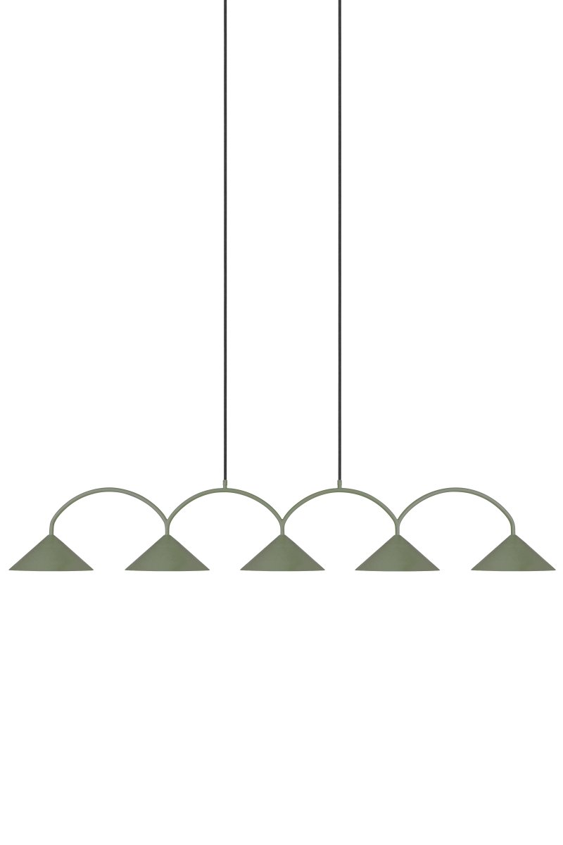 Curve 165cm Mosegrønn Taklampe Fra Globen Lighting - Pendelen er laget av mattlakkert metall med fem skjermer og leveres med to tekstilledninger p&aring; 200 cm og en matchende takkopp.