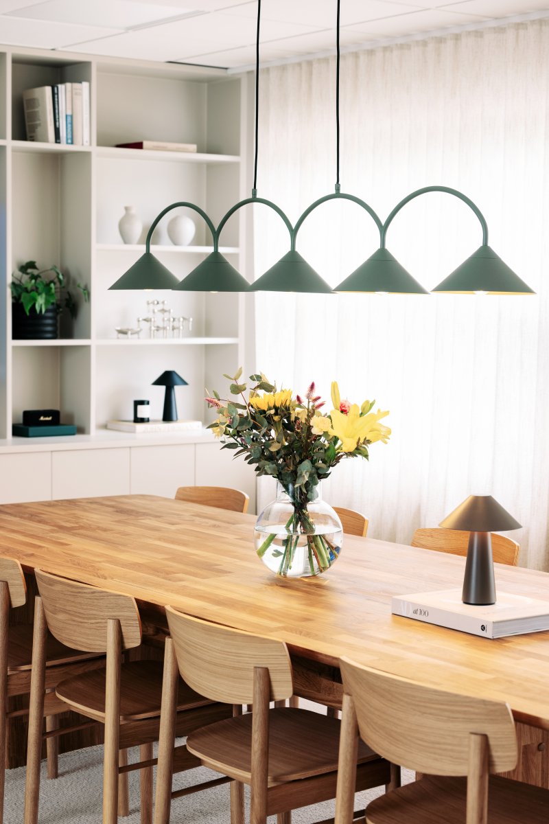 Curve 165cm Mosegrønn Taklampe Fra Globen Lighting - Pendelen er laget av mattlakkert metall med fem skjermer og leveres med to tekstilledninger p&aring; 200 cm og en matchende takkopp.