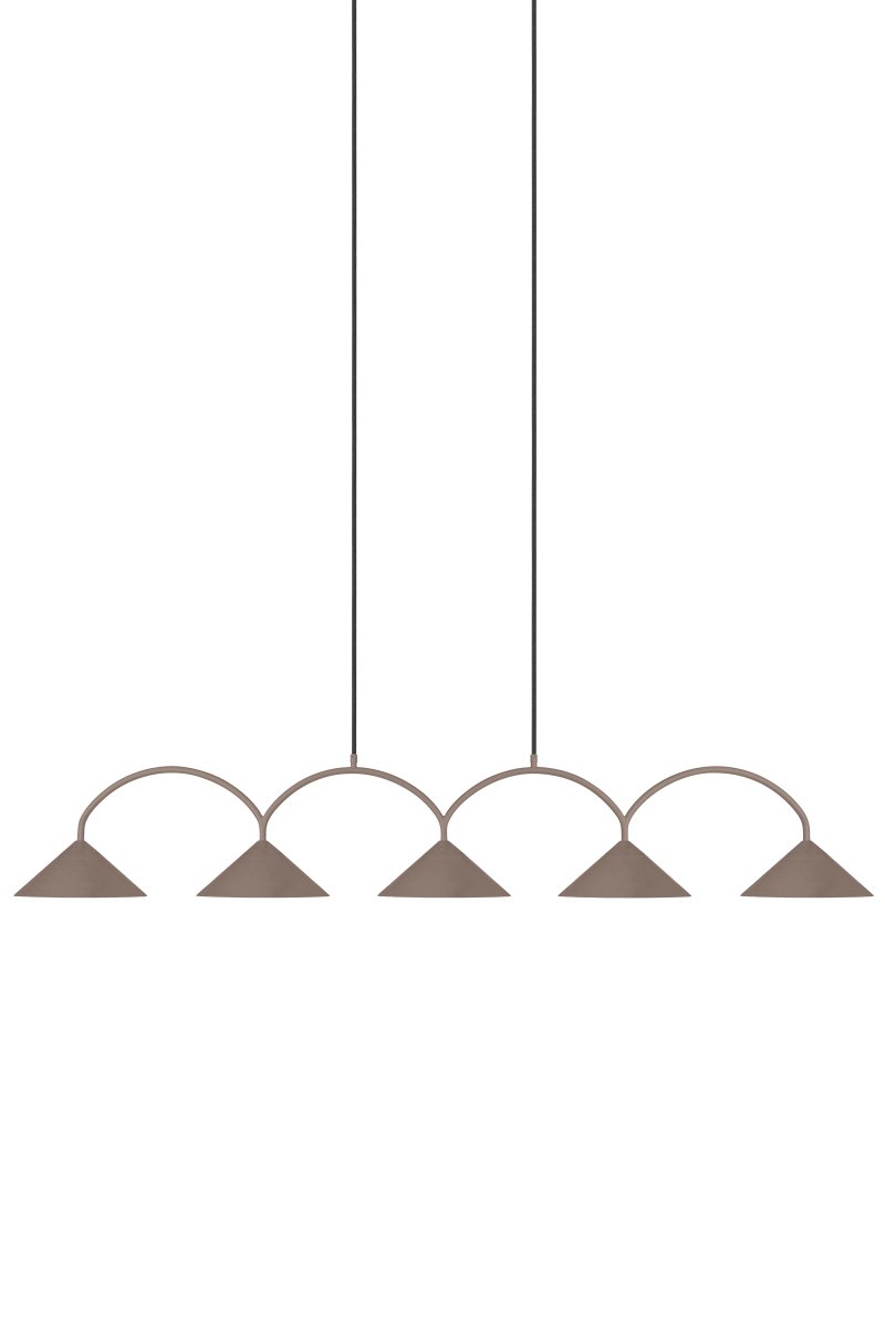 Curve 165cm Brun Taklampe Fra Globen Lighting - Pendelen er laget av mattlakkert metall med fem skjermer og leveres med to tekstilledninger p&aring; 200 cm og en matchende takkopp.