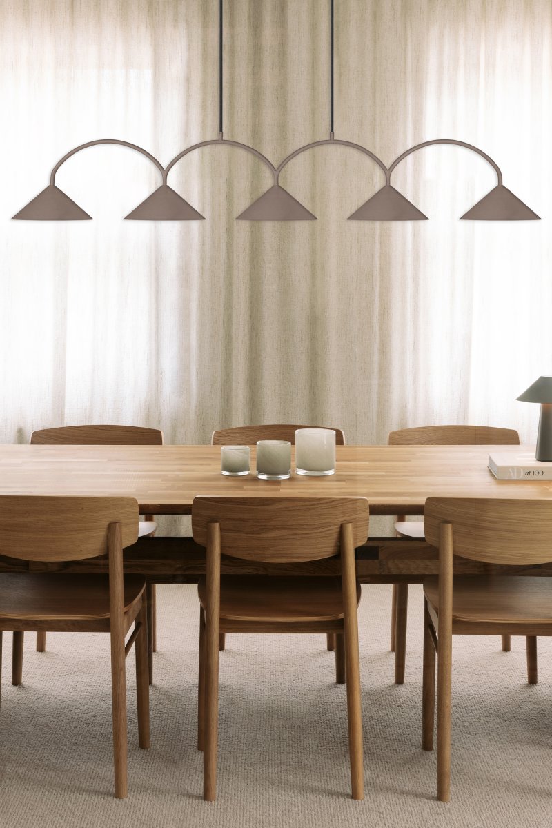 Curve 165cm Brun Taklampe Fra Globen Lighting - Pendelen er laget av mattlakkert metall med fem skjermer og leveres med to tekstilledninger p&aring; 200 cm og en matchende takkopp.