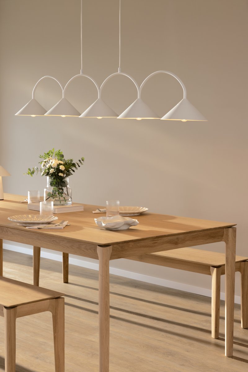 Curve 165cm Hvit Taklampe Fra Globen Lighting - Pendelen er laget av mattlakkert metall med fem skjermer og leveres med to tekstilledninger p&aring; 200 cm og en matchende takkopp.