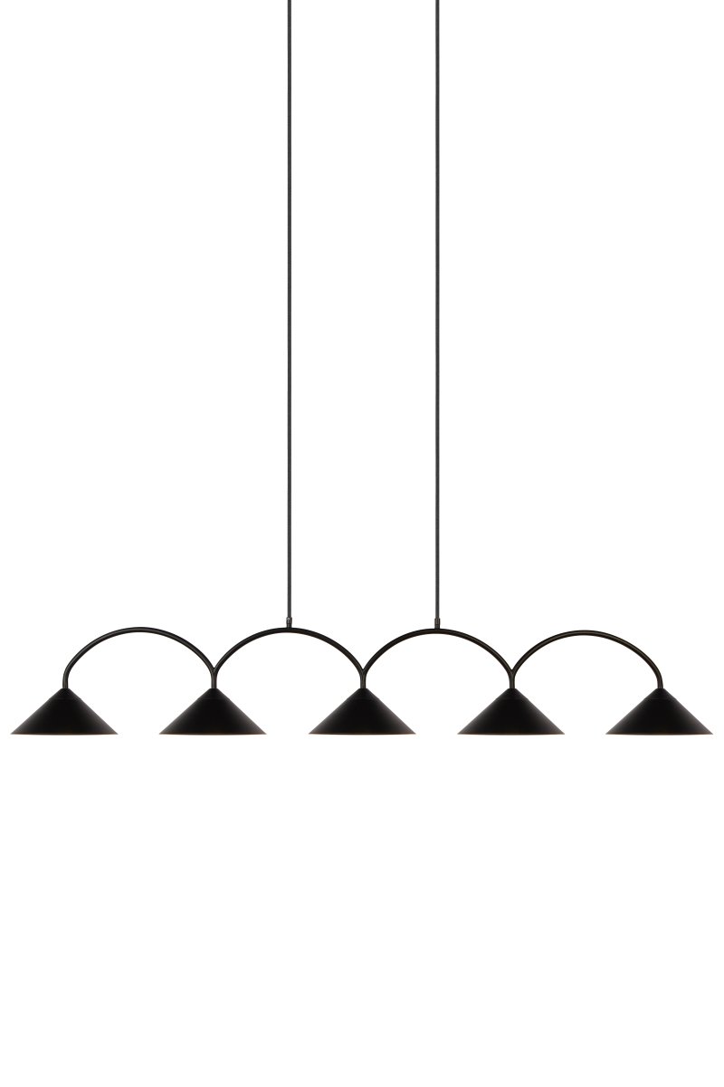 Curve 165cm Svart Taklampe Fra Globen Lighting - Pendelen er laget av mattlakkert metall med fem skjermer og leveres med to tekstilledninger p&aring; 200 cm og en matchende takkopp.